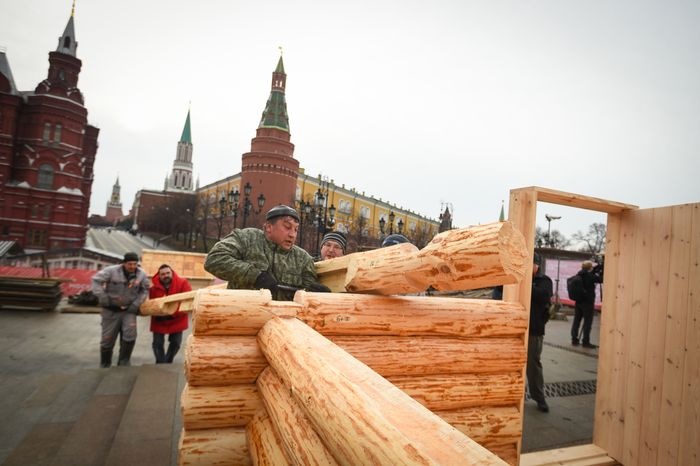 Монтаж инсталляций для фестиваля «Московская Масленица» на Манежной площади