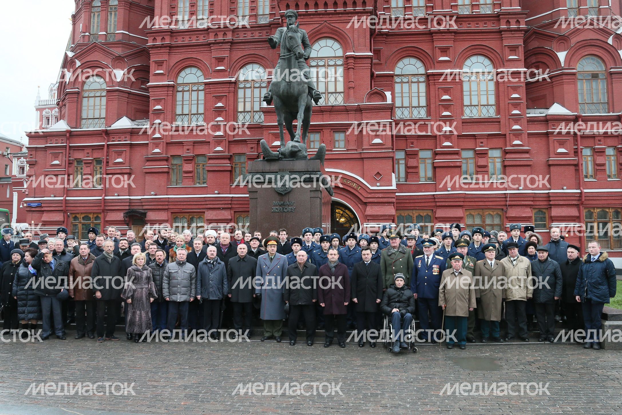 А. Воробьев возложил цветы к Могиле Неизвестного Солдата А. Воробьев возложил цветы к Могиле Неизвестного Солдата