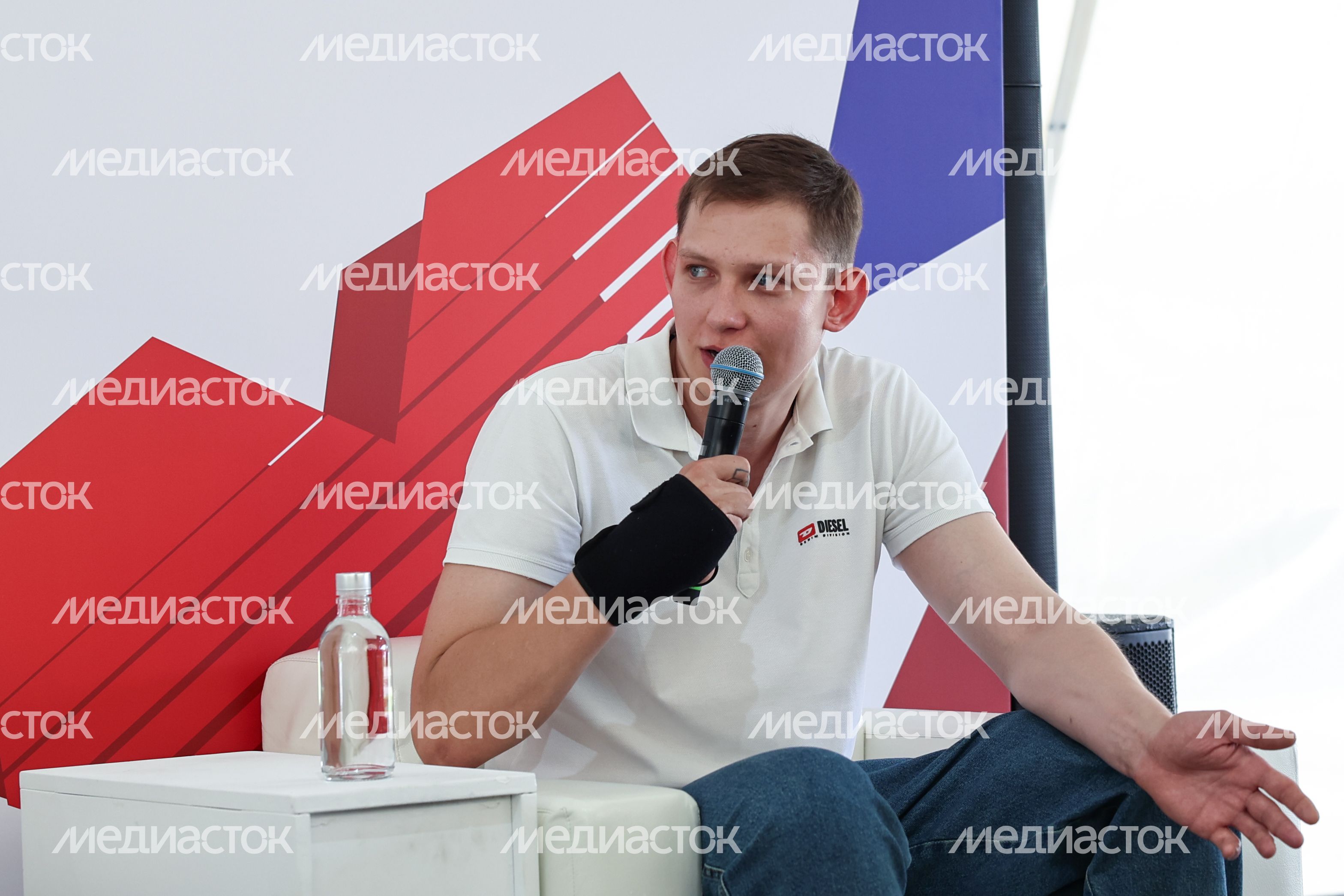 Панельная дискуссия с волонтерами-героями, устранявшими последствия чрезвычайных ситуаций Панельная дискуссия с волонтерами-героями, устранявшими последствия чрезвычайных ситуаций