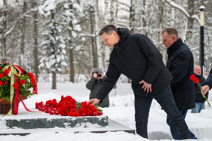 Космонавт Олег Кононенко возложил цветы к памятнику первому космонавту Юрию Гагарину в Звездном городке