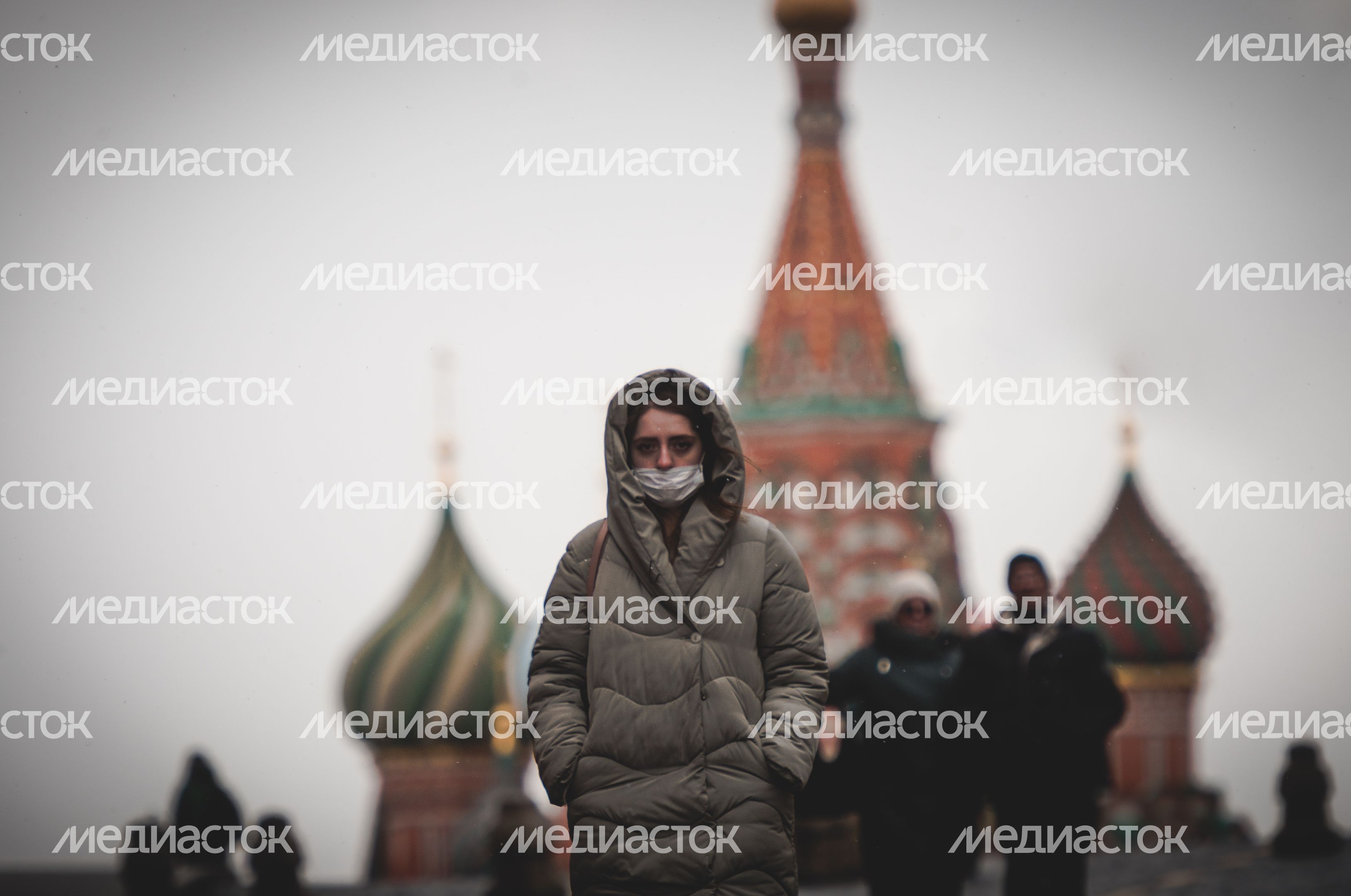 Люди в масках в период эпидемии коронавируса