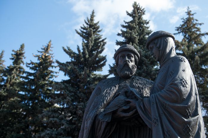 Памятник Петру и Февронии в Химках