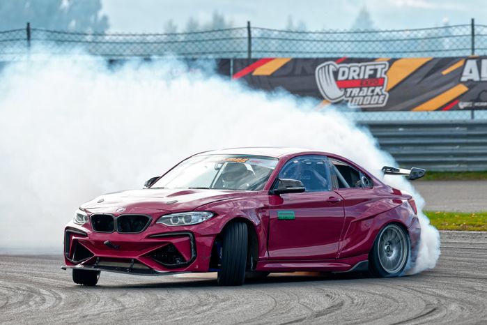 Дрифт-гонка автомобилей по автодрому Moscow Raceway на фестивале «Дрифт Экспо» в Волоколамске