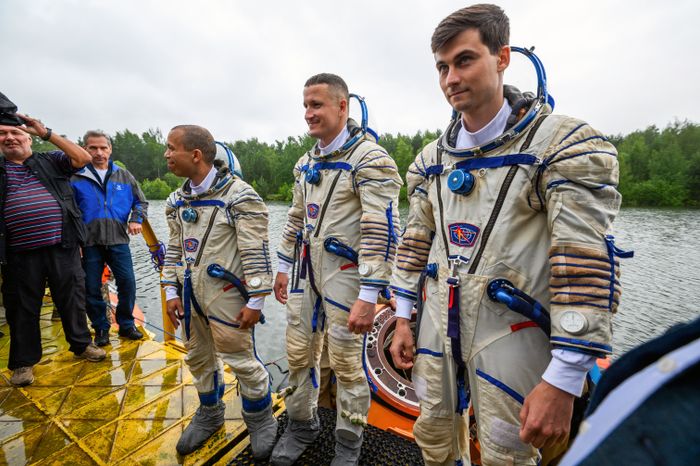 Тренировка космонавтов по действиям после посадки на воду в Ногинске