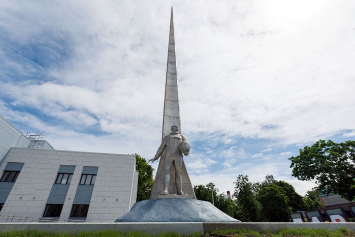 Памятник советскому летчику на улице Гагарина в микрорайоне Заря в Балашихе