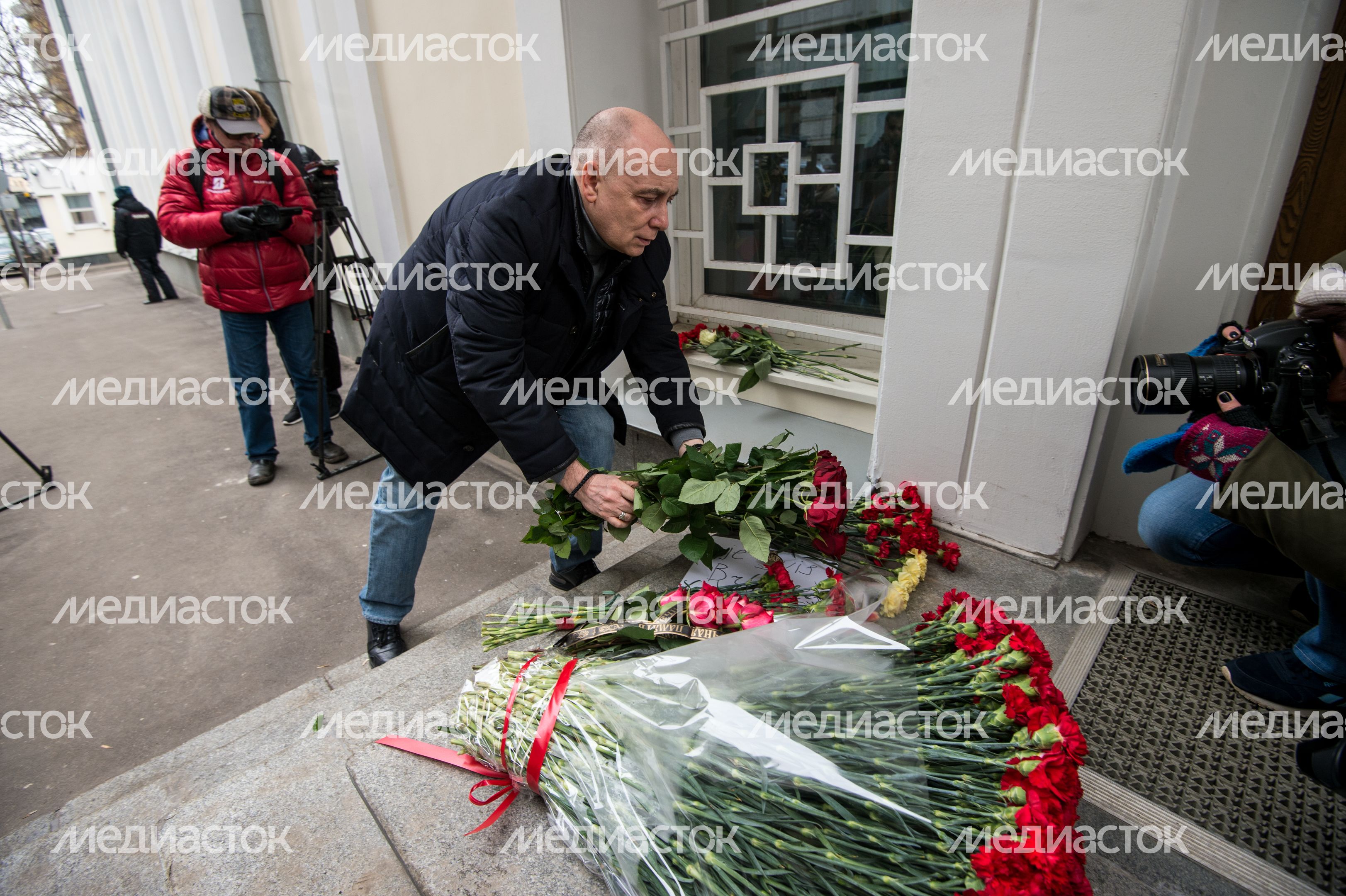 Москвичи несут цветы к посольству Бельгии
