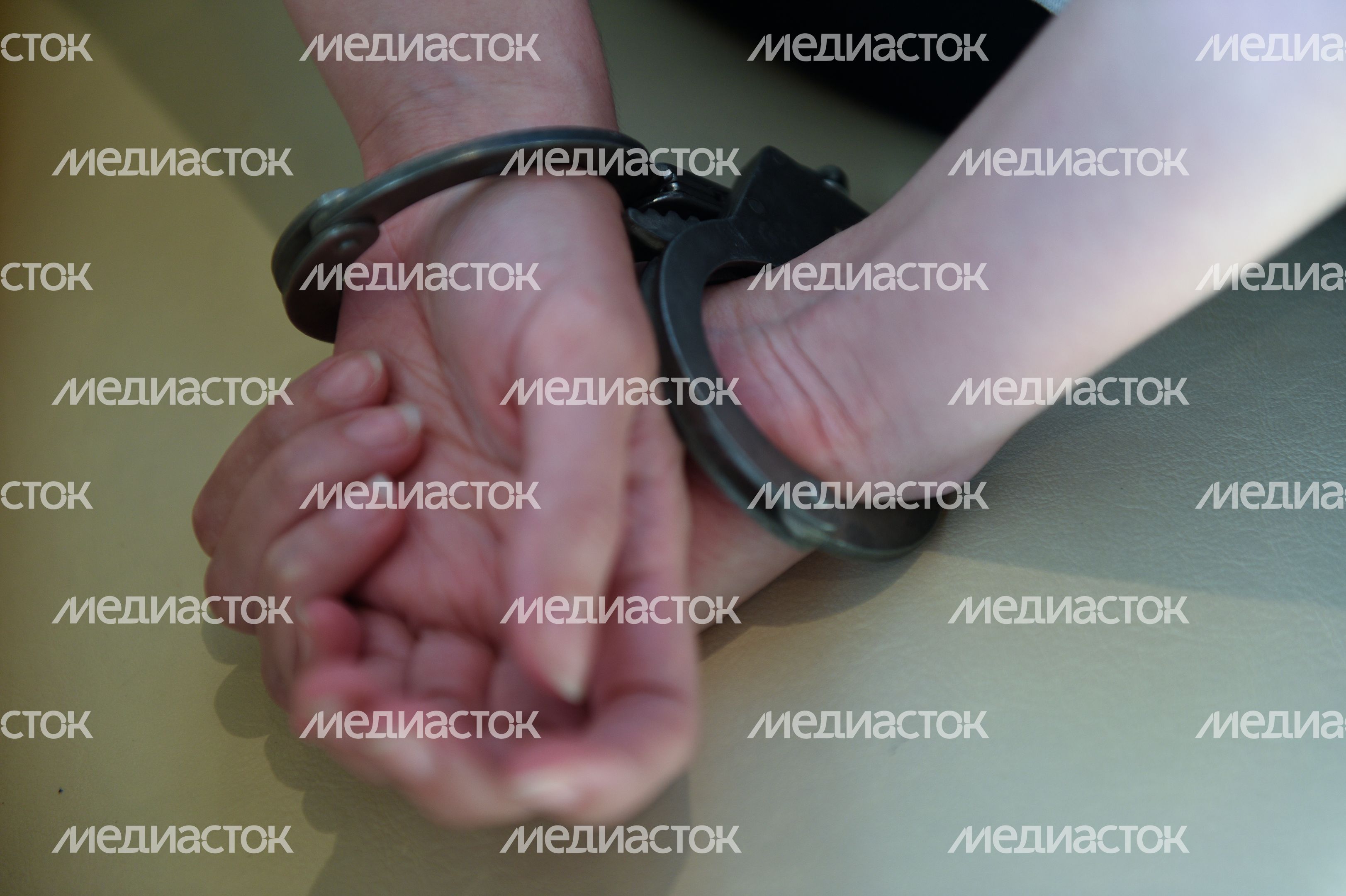Женщина в наручниках