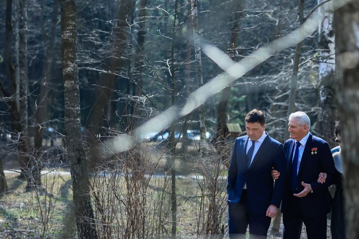 Посещение губернатором космонавта первого отряда