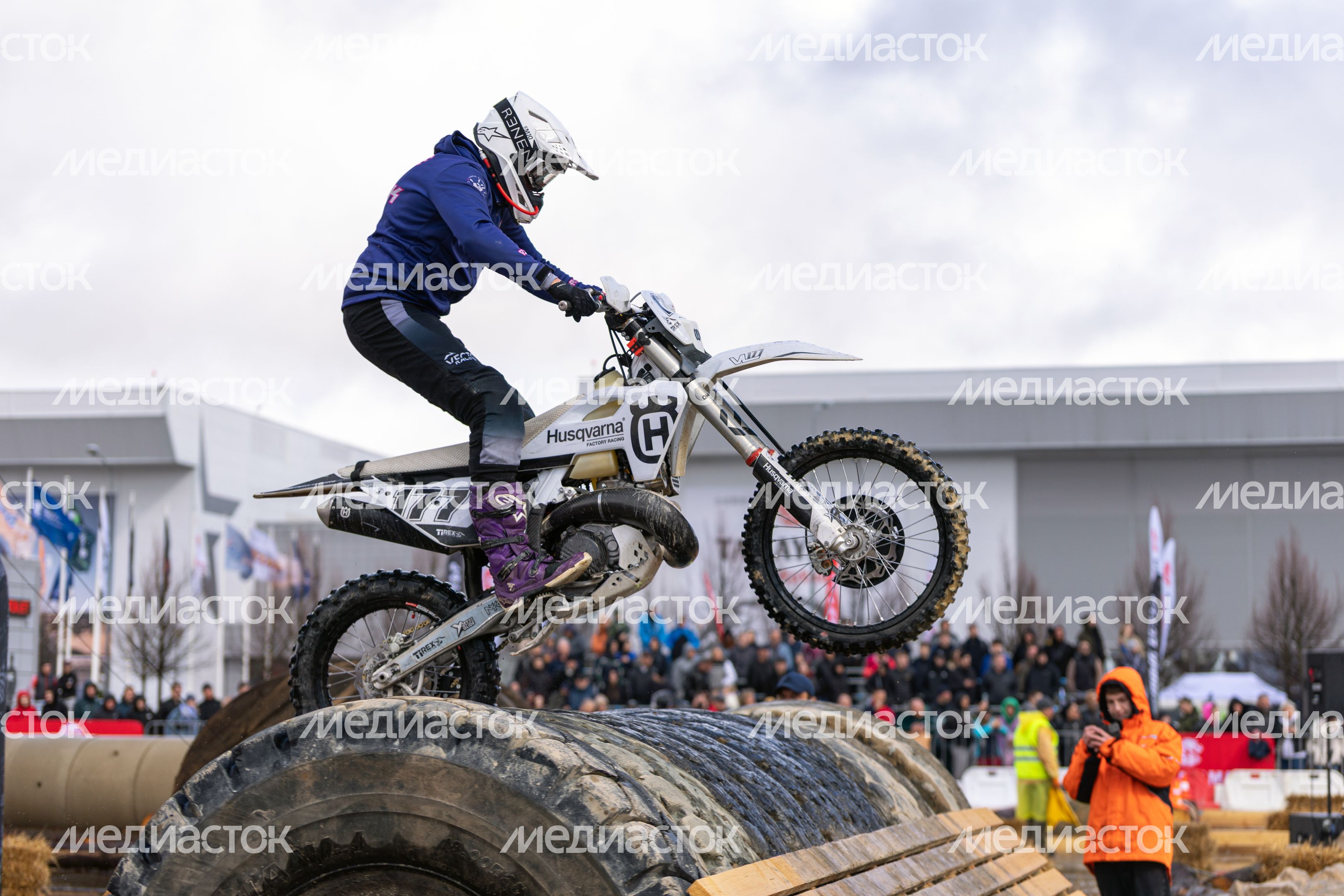 «Мотовесна-2026»: заезд по трассе с препятствиями на мотоциклах суперэндуро в Центральном парке «Патриот»