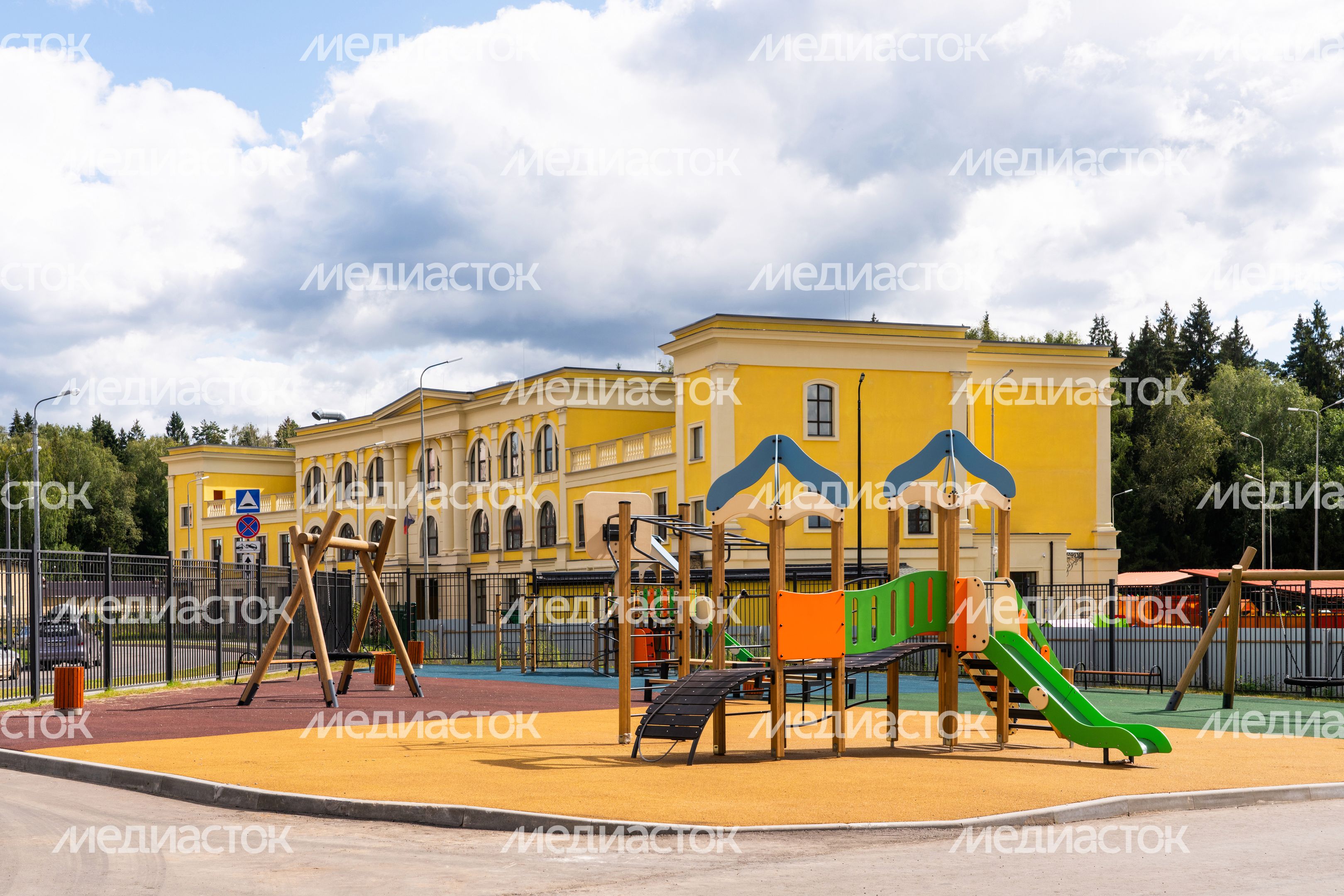 Детская площадка у нового корпуса образовательного центра «Сабурово» в Красногорске