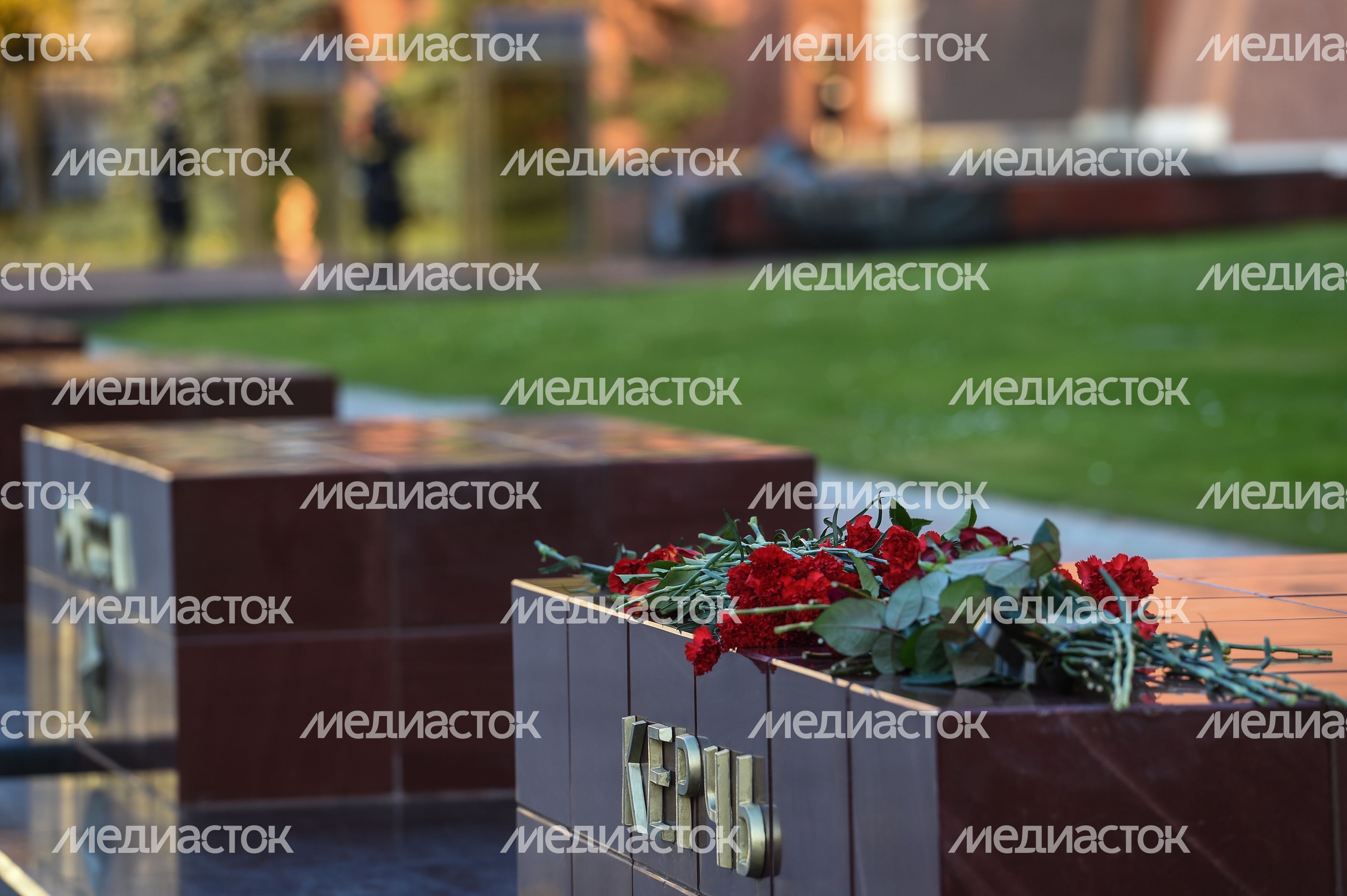 Возложение цветов к мемориалу города Керчь в Москве Возложение цветов к мемориалу города Керчь в Москве