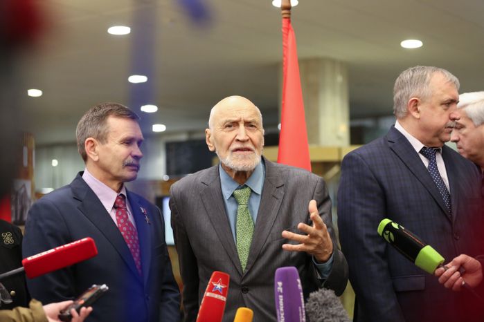 Акция «Знамя Победы» на Поклонной горе в Москве