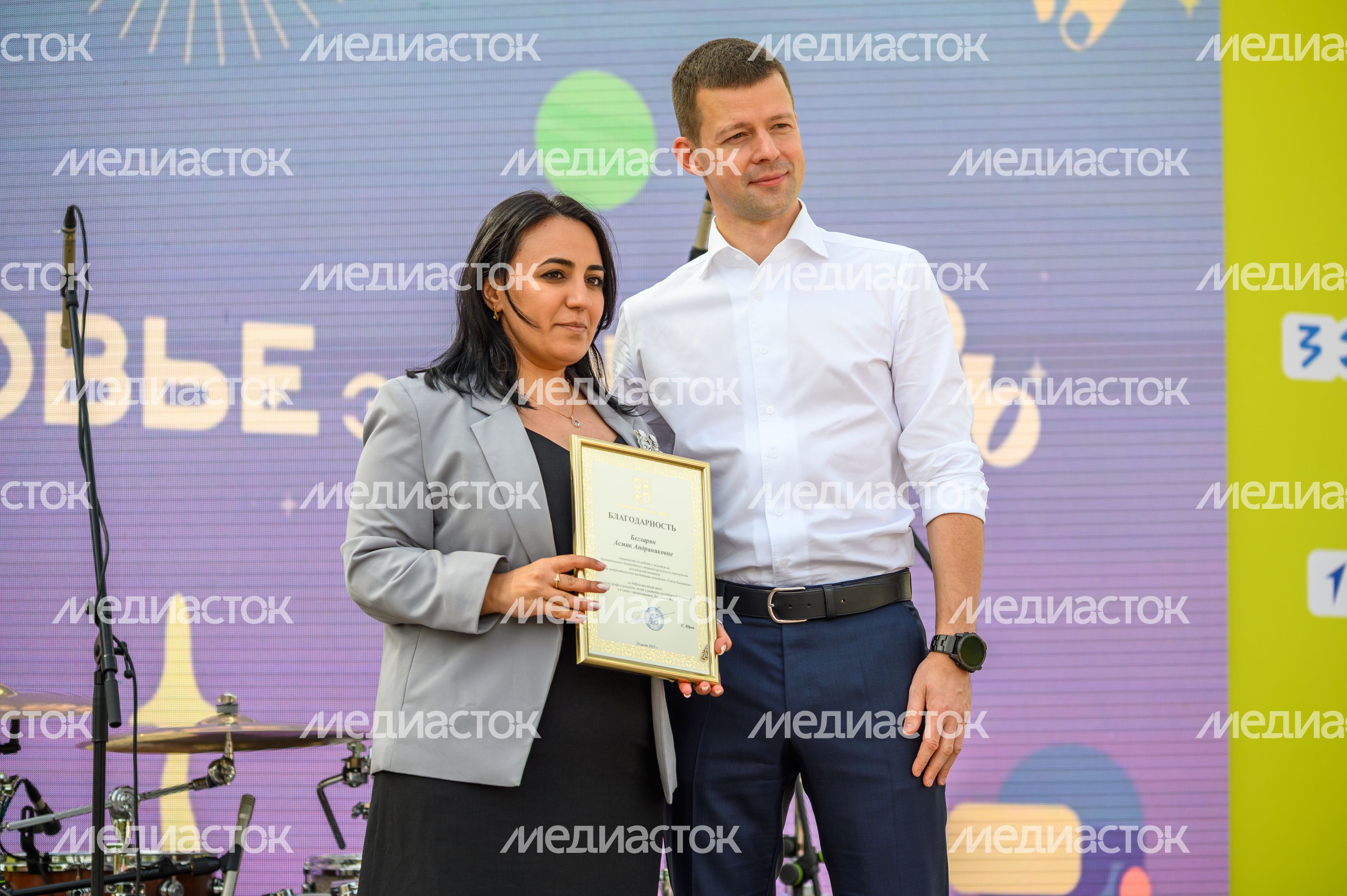 Глава Балашихи Сергей Юров наградил самых активных представителей молодежи на празднике в Пестовском парке Глава Балашихи Сергей Юров наградил самых активных представителей молодежи на празднике в Пестовском парке
