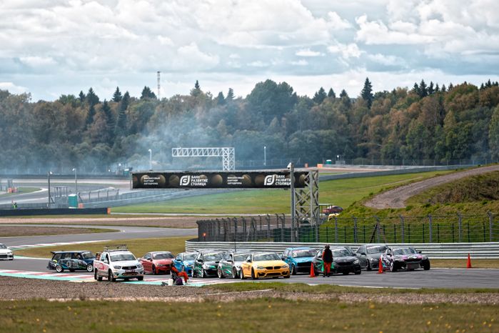 Дрифт-гонка автомобилей по автодрому Moscow Raceway на фестивале «Дрифт Экспо» в Волоколамске