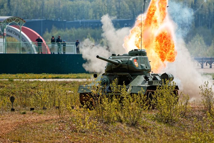 Военно-историческая реконструкция боя Великой Отечественной войны с техникой и авиацией в парке «Патриот» Одинцовского округа