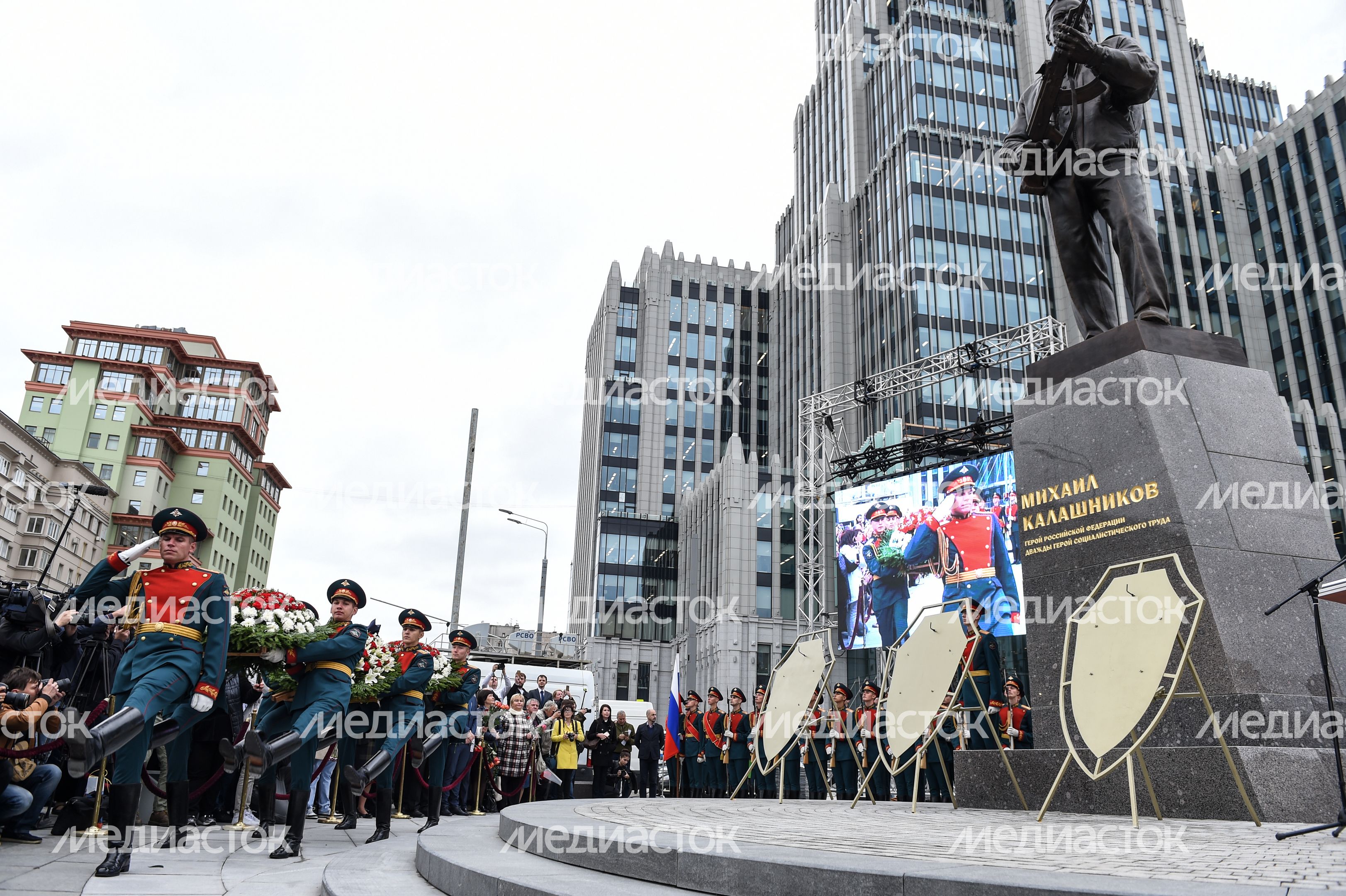 В Москве торжественно открыли памятник Михаилу Калашникову