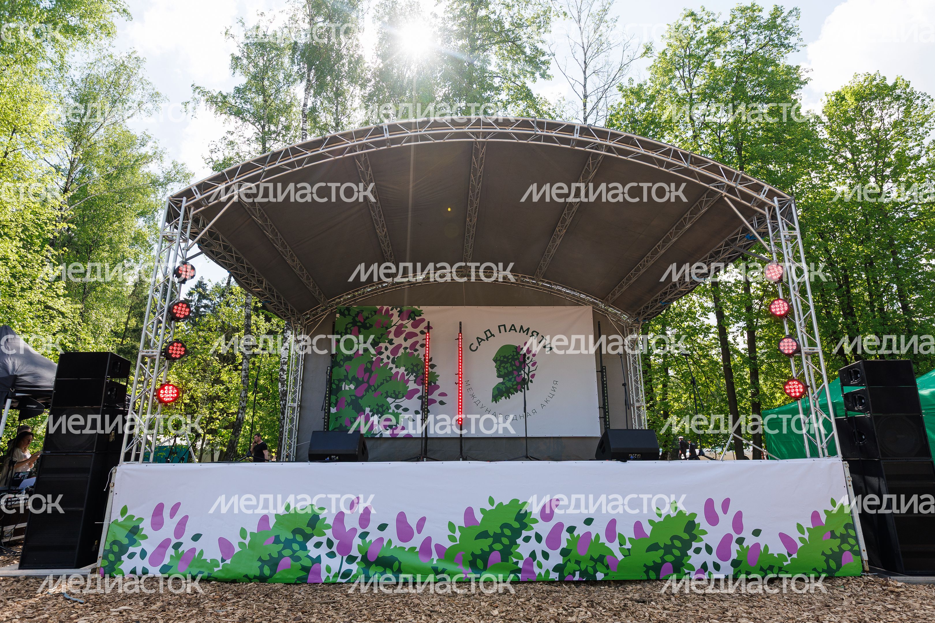 Сад Памяти в Подмосковье-2026: сцена для проведения концерта для участников акции по посадке деревьев в Химках Сад Памяти в Подмосковье-2026: сцена для проведения концерта для участников акции по посадке деревьев в Химках