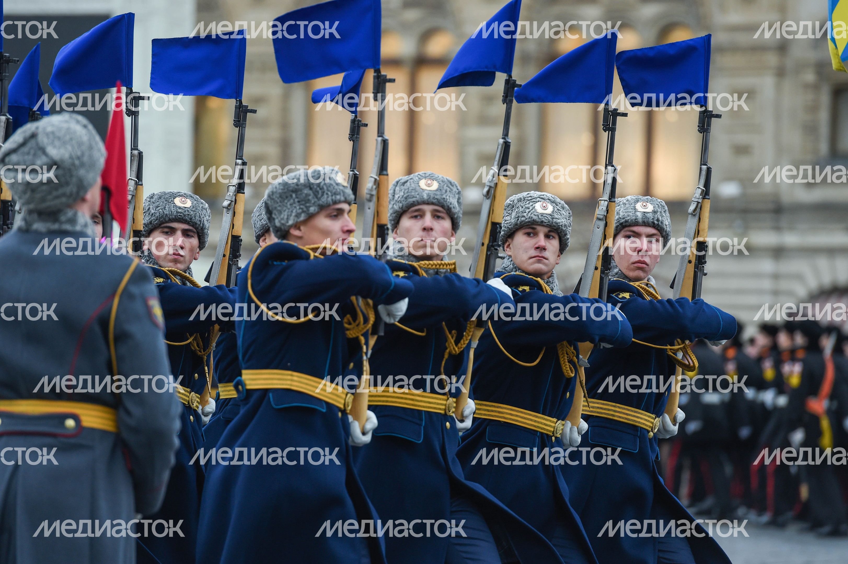 Торжественный марш в честь парада 1941 года на Красной площади в Москве