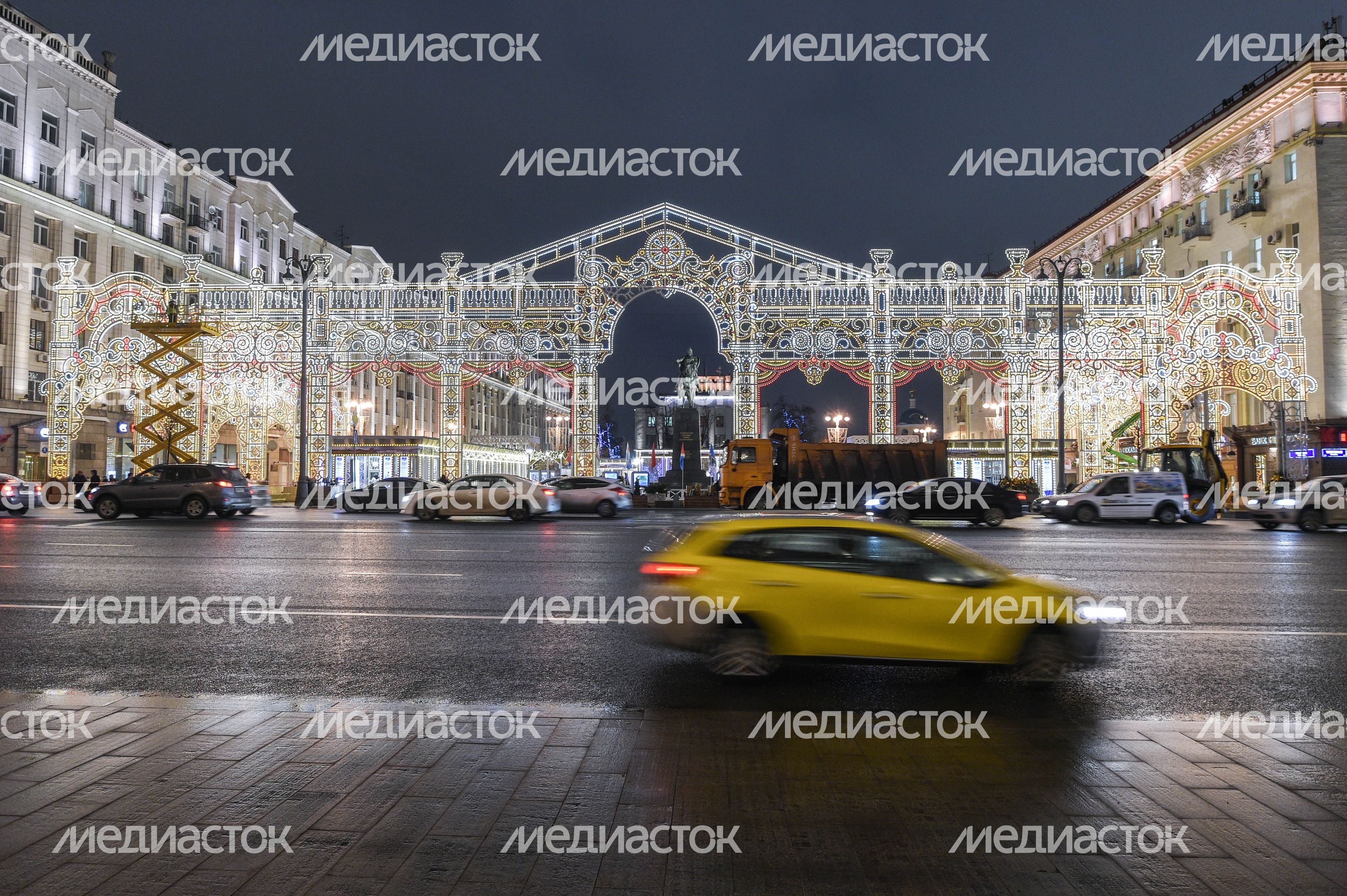 Включение подсветки новогодней арки в стиле театра «Эрмитаж» в Москве Включение подсветки новогодней арки в стиле театра «Эрмитаж» в Москве