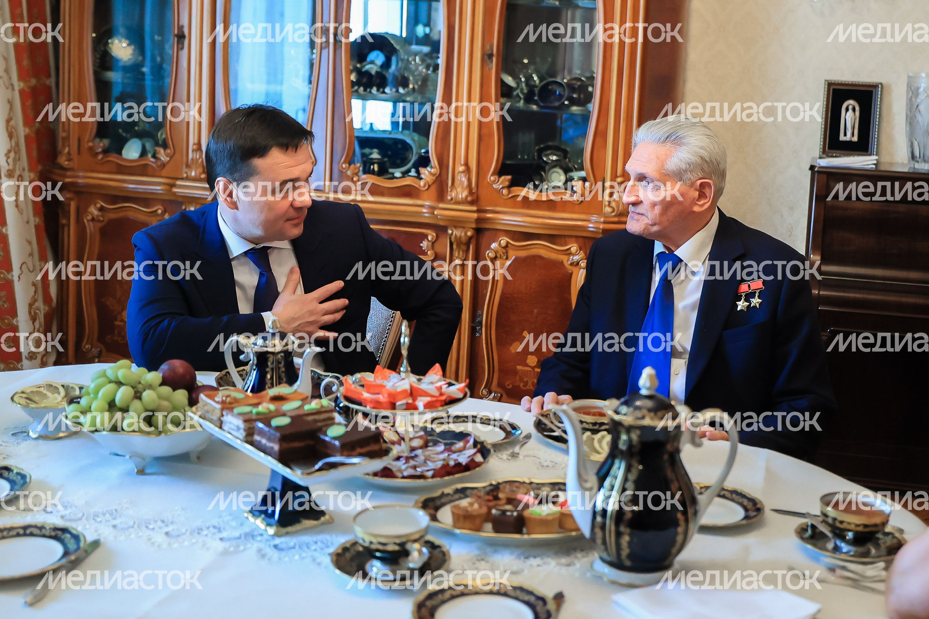Посещение губернатором космонавта первого отряда