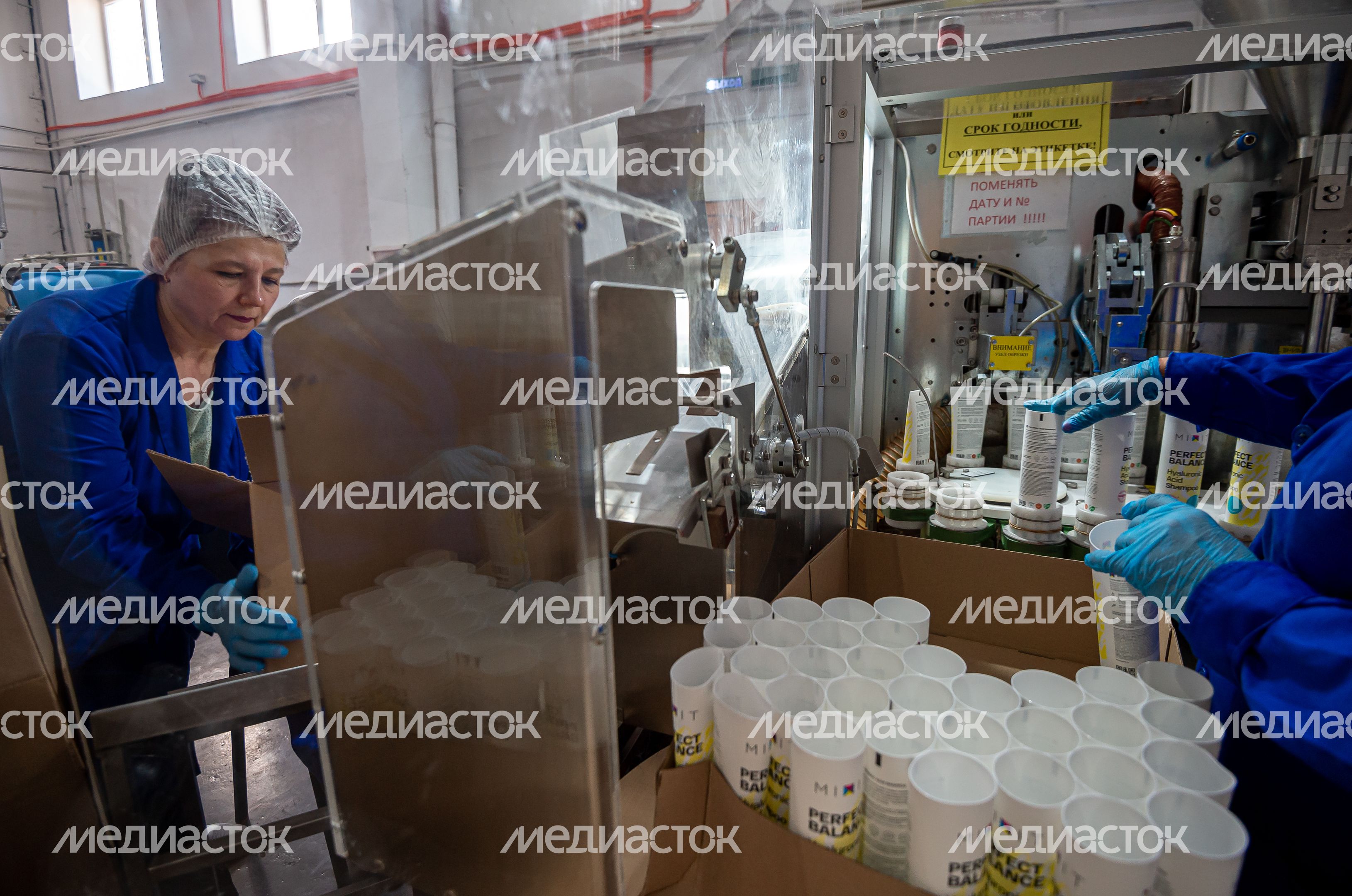 Процесс работы фабрики косметического бренда Mixit