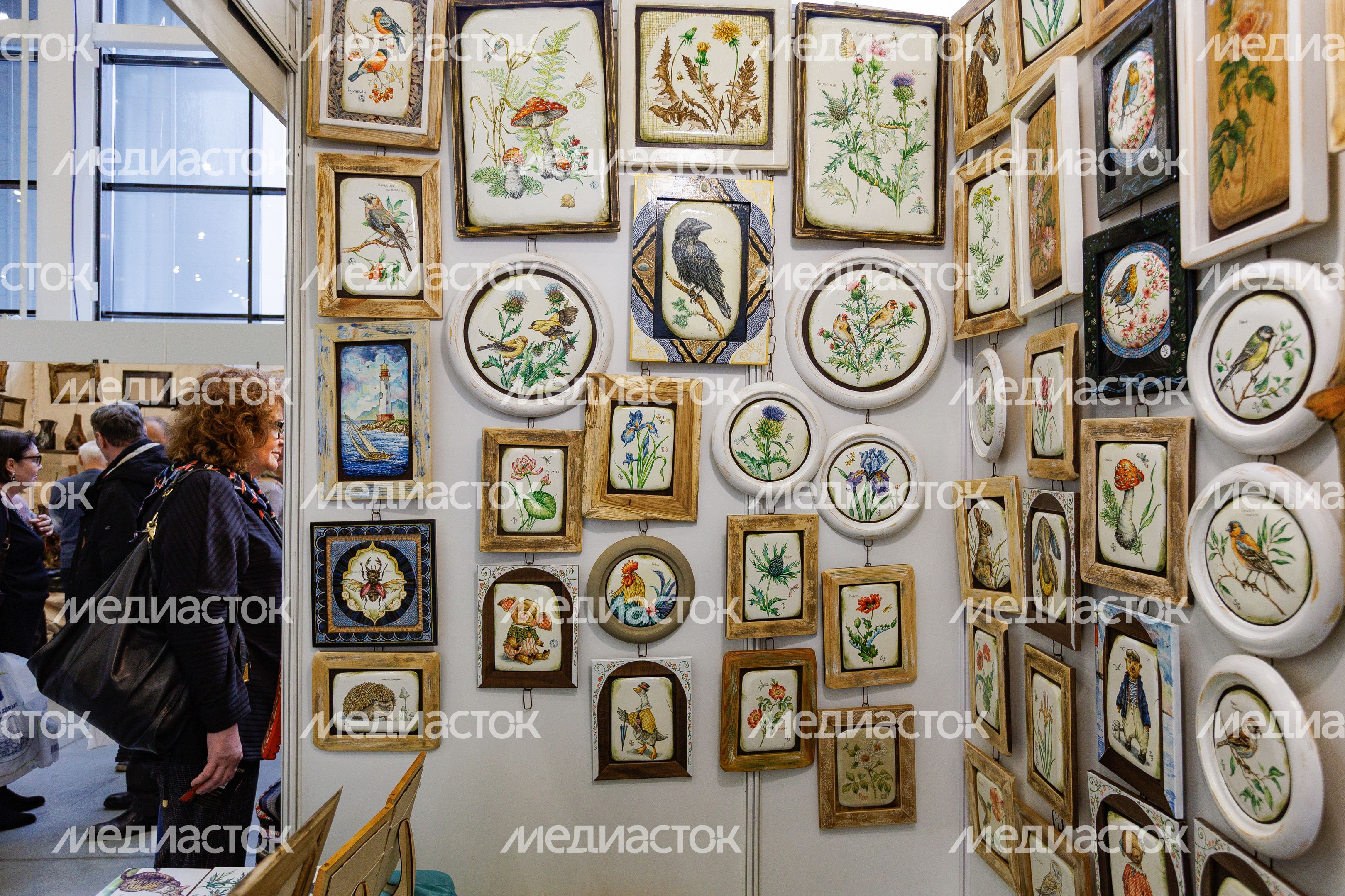 Сувениры народных промыслов Подмосковья – роспись керамической плитки – на выставке-ярмарке «Ладья» Сувениры народных промыслов Подмосковья – роспись керамической плитки – на выставке-ярмарке «Ладья»
