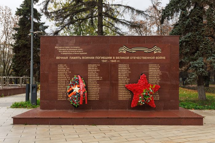 Памятник-мемориал «Журавли» в микрорайоне Белая Дача в Котельниках осенью