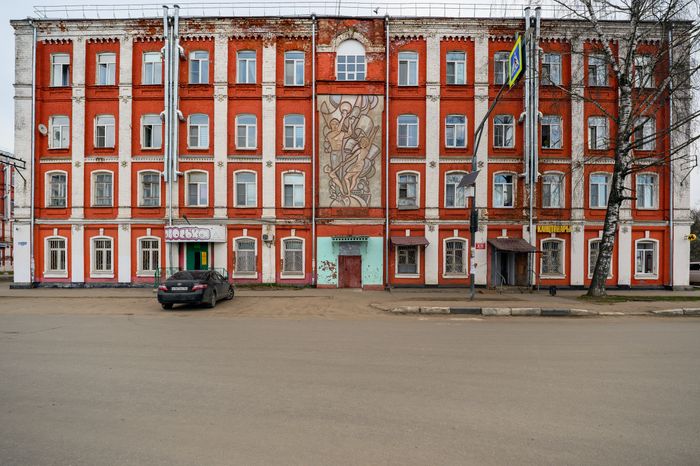 Панно на здании рабочей казармы ткацкой фабрики Н. Зимина в городе Дрезна Орехово-Зуевского округа