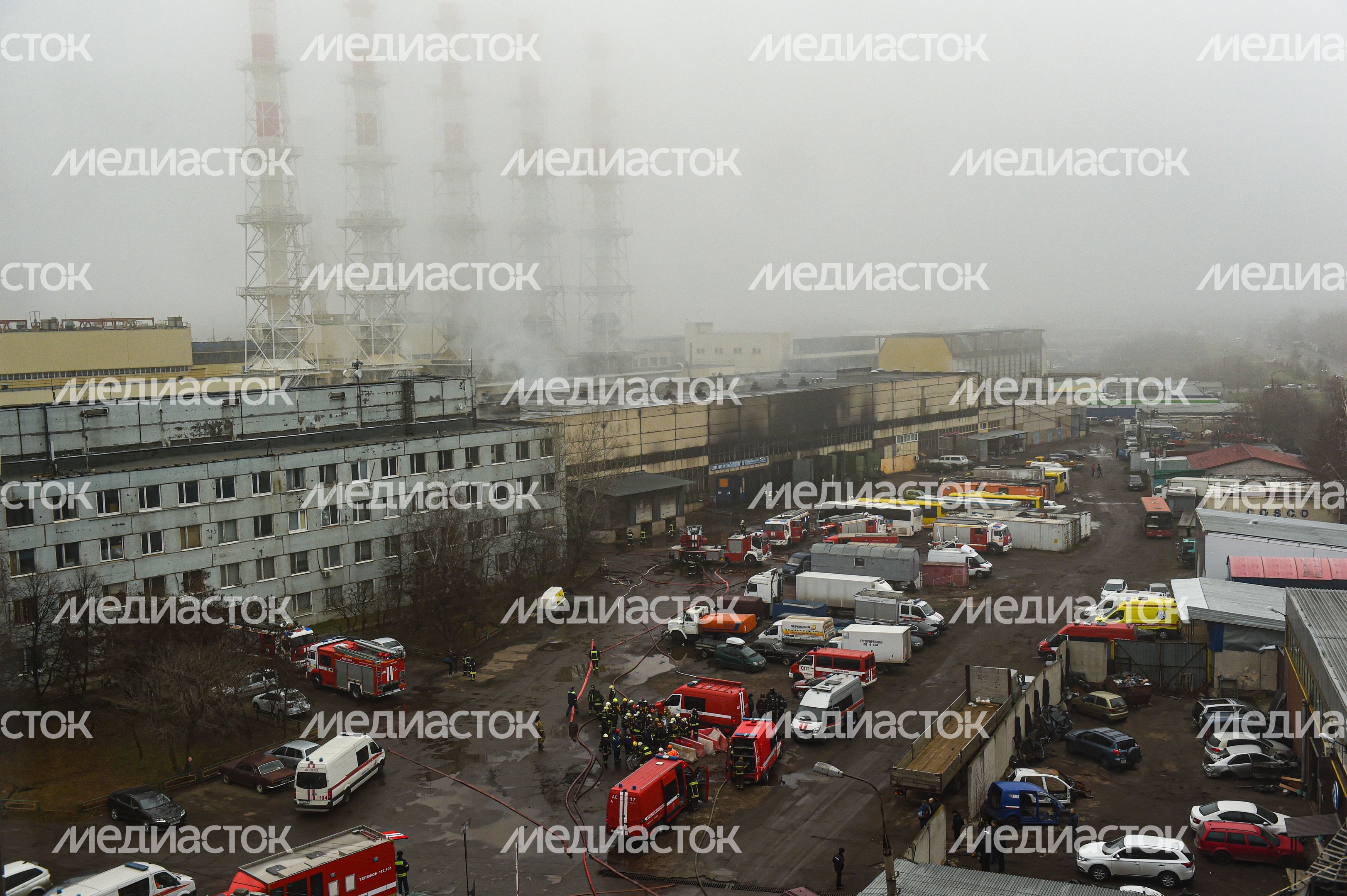 Пожар в складском помещении на улице Маршала Прошлякова в Москве