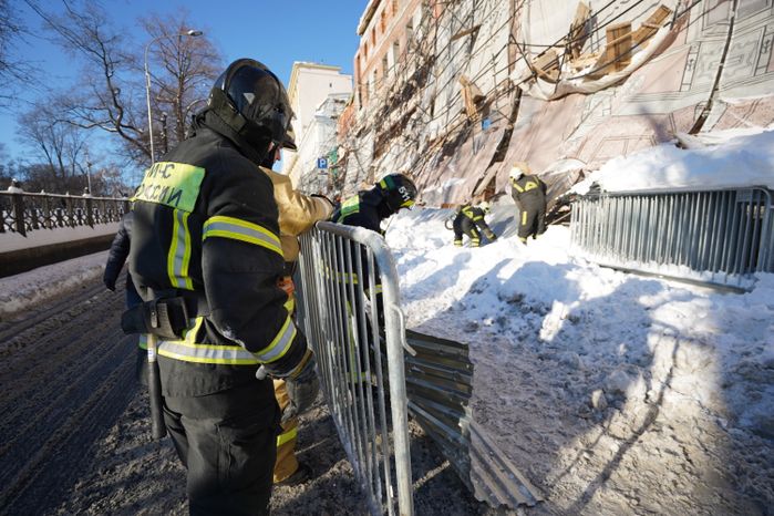 Кадры с места обрушения строительных лесов на Лубянском проезде в Москве