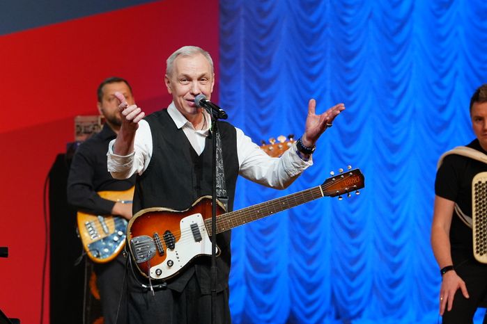 Лидер группы "Ва-БанкЪ" Александр Скляр выступает перед гостями форума