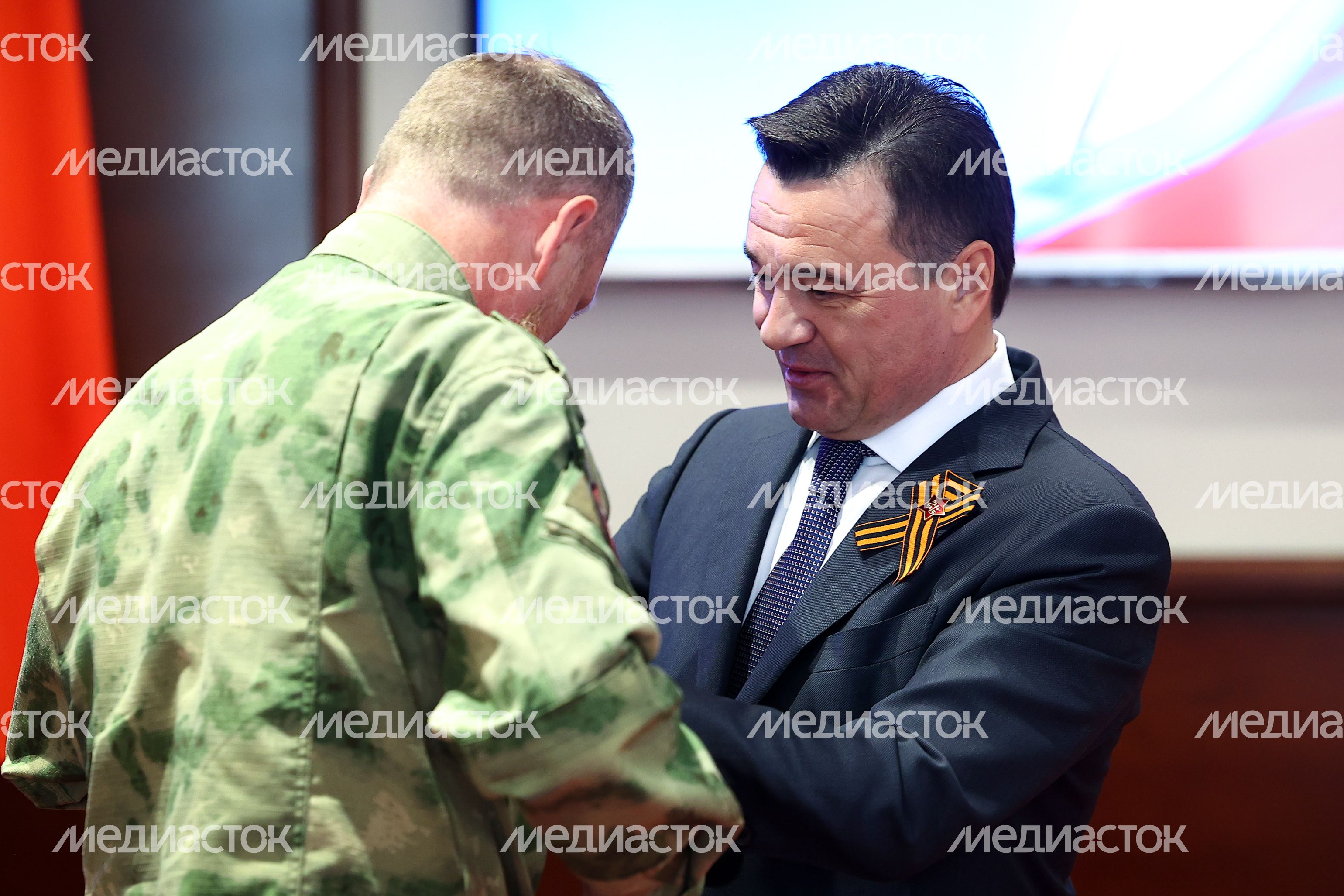 Губернатор вручил государственные награды добровольцам отряда БАРС