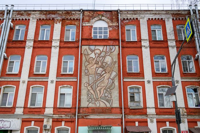 Панно на здании рабочей казармы ткацкой фабрики Н. Зимина в городе Дрезна Орехово-Зуевского округа