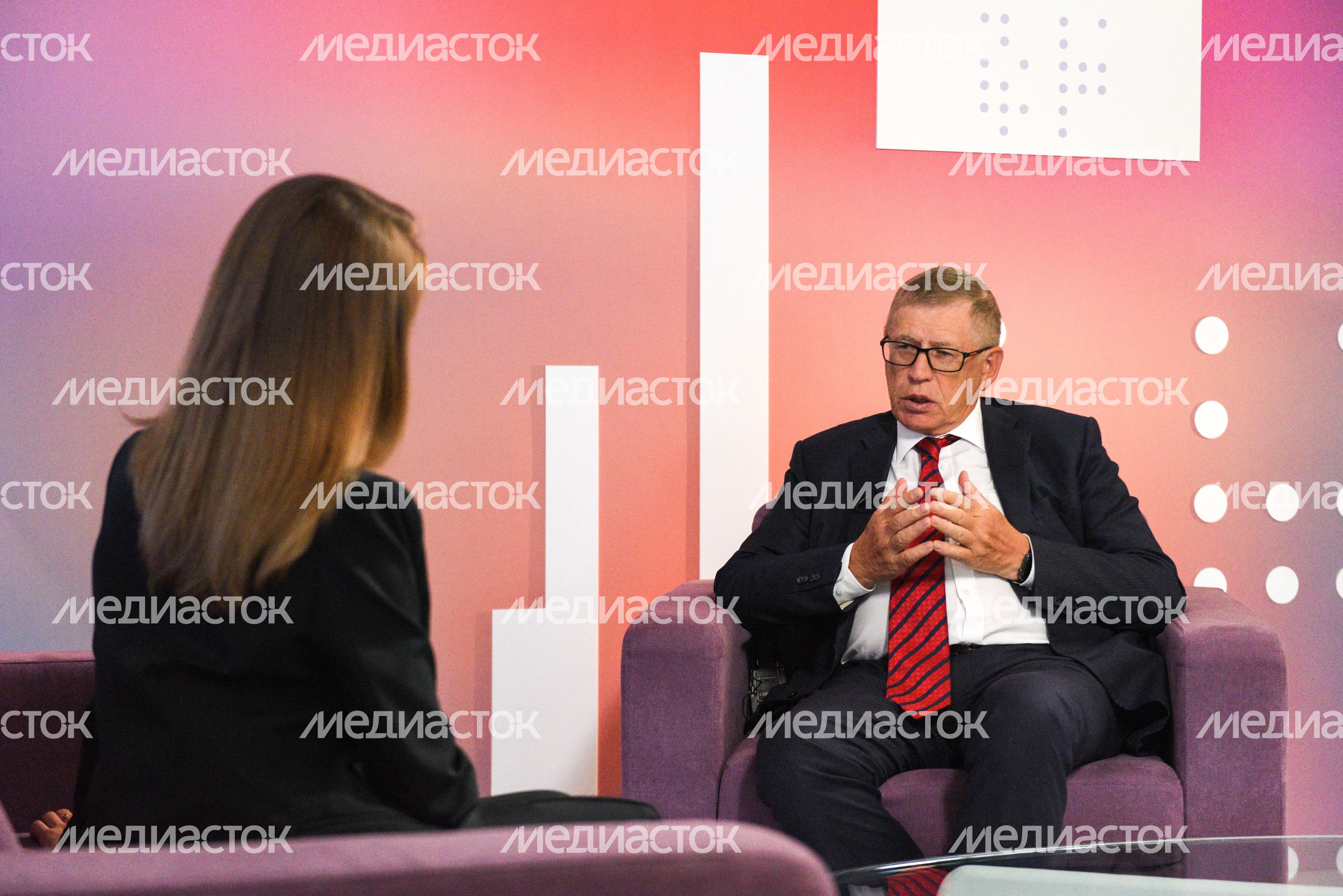 Интервью с журналистами перед церемонией вручения премии «Медиана».