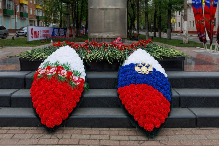Весенние виды города Химки. Обелиск «Отстоявшим Отчизну» на площади Победы