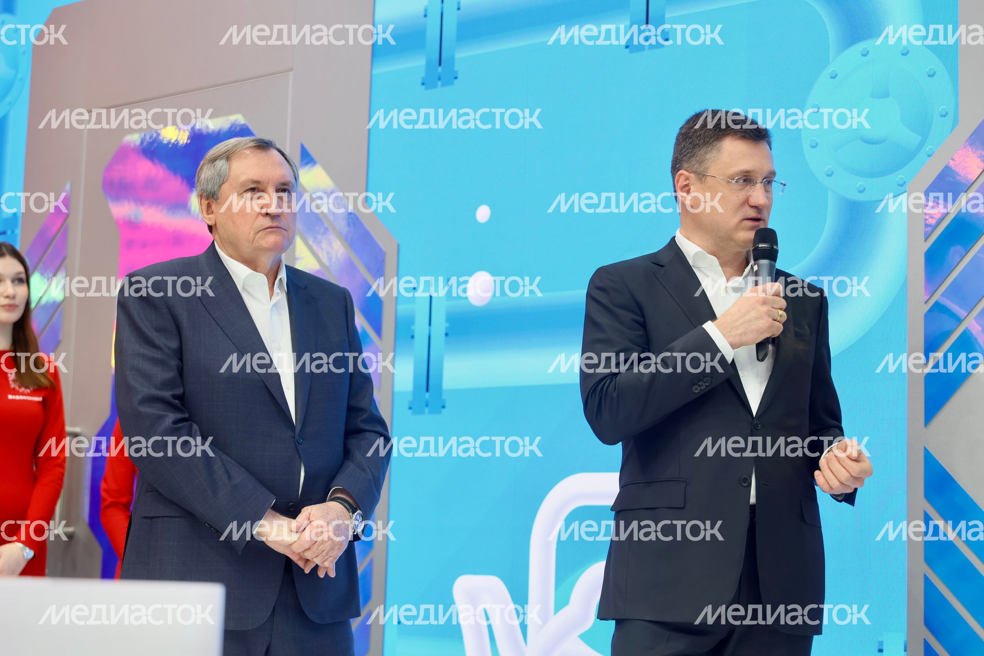 Зампред правительства Александр Новак и министр энергетики РФ Николай Шульгинов на подмосковном стенде выставки-форума «Россия»