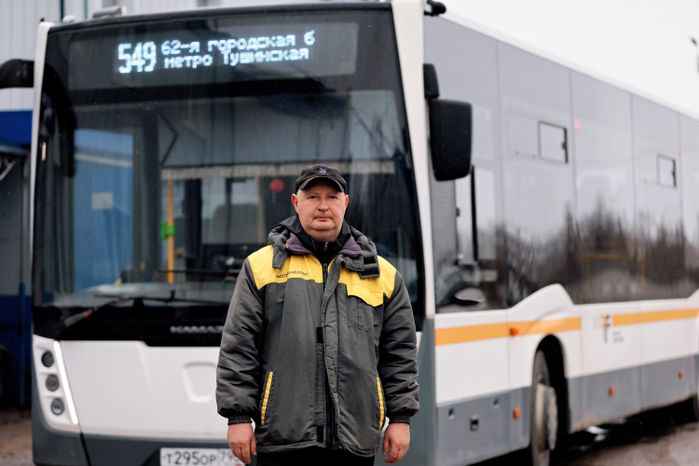 Водитель автобуса Мострансавто проходит предрейсовый осмотр перед выходом на линию