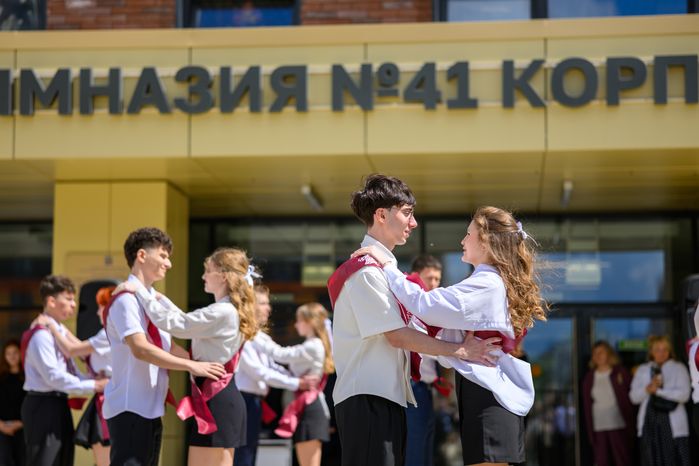 Вальс выпускников на последнем звонке в гимназии №41 - корпусе «Феникс» в ЖК «Жулебино парк» города Люберцы