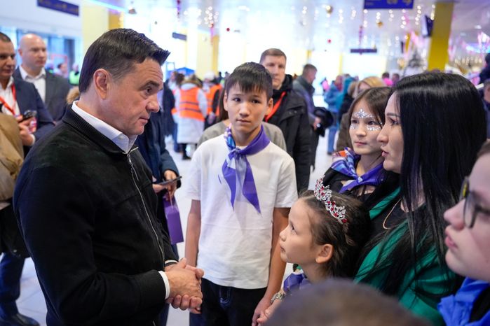 Андрей Воробьев пообщался с юными зрителями ледового шоу в Мытищах