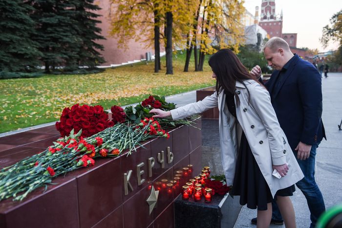 Возложение цветов к мемориалу города Керчь в Москве