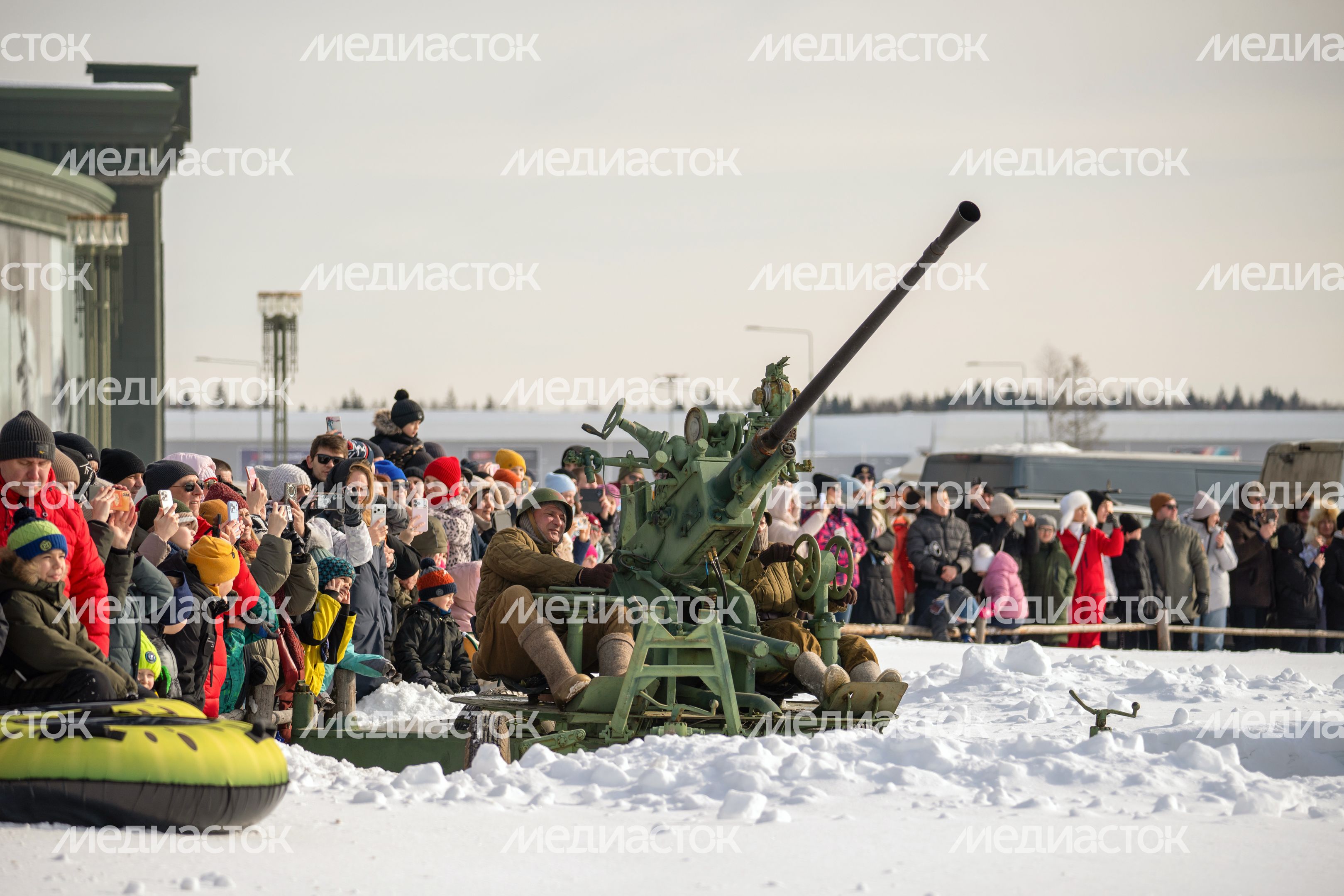 Зрители военно-исторической реконструкции «На безымянной высоте» в парке «Патриот» Одинцовского округа Зрители военно-исторической реконструкции «На безымянной высоте» в парке «Патриот» Одинцовского округа