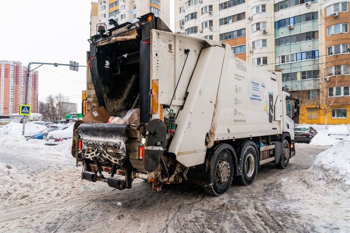 Работа мусоровозов зимой в Красногорске