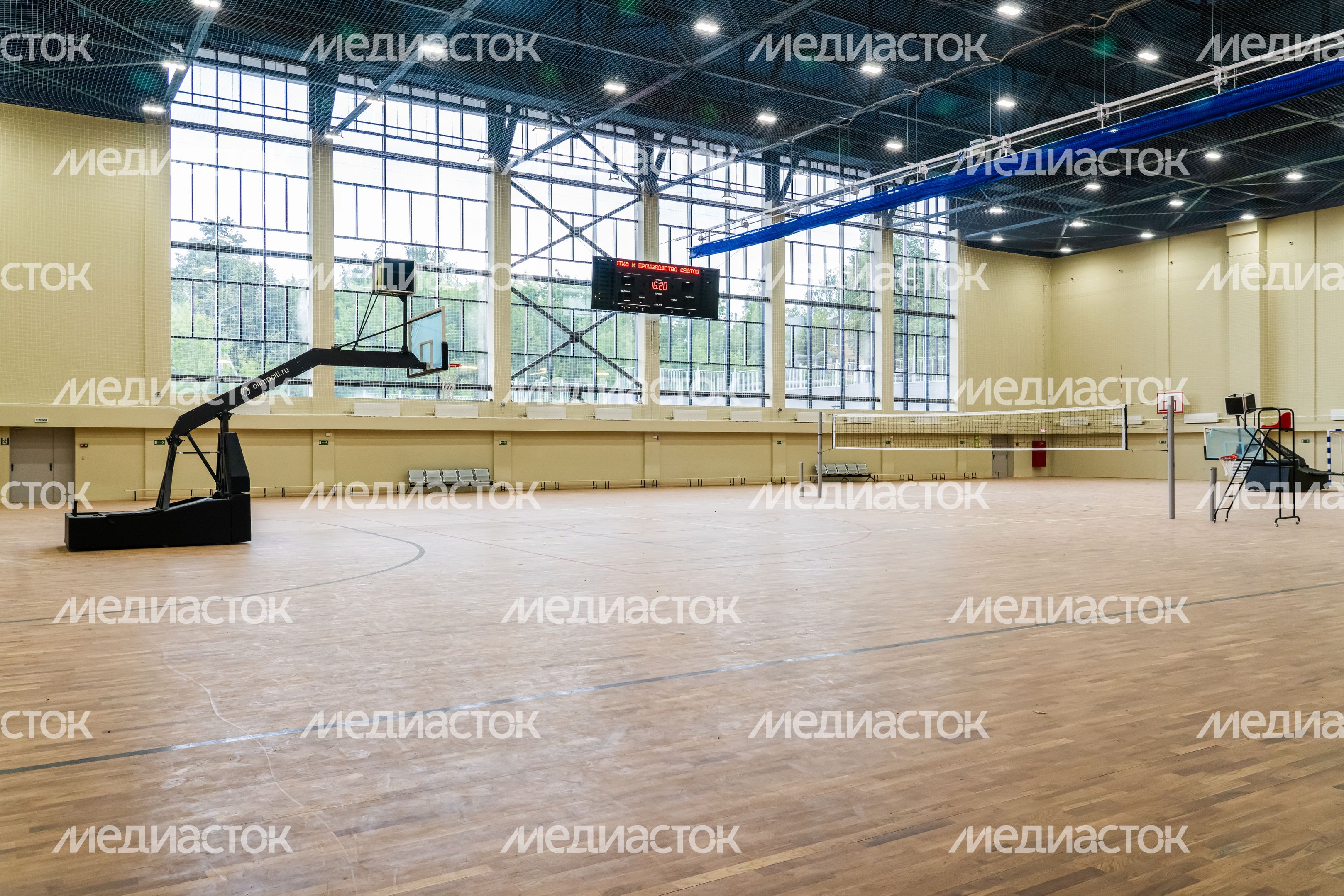 Спортивный зал физкультурно‑оздоровительного комплекса «Арсенал» Спортивный зал физкультурно‑оздоровительного комплекса «Арсенал»