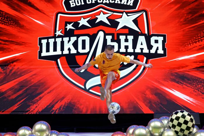 Футболист Андрей Харламов показал участникам школьной футбольной лиги фристайл с мячом