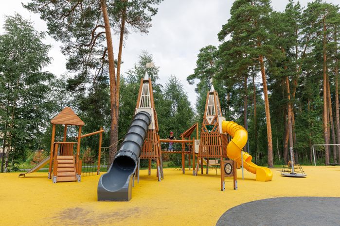 Детская площадка в лесопарке «Стрелки» в Орехово-Зуево летом