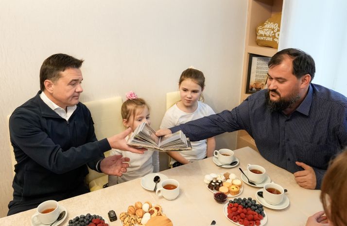Андрей Воробьев навестил семью погибшего на СВО бойца