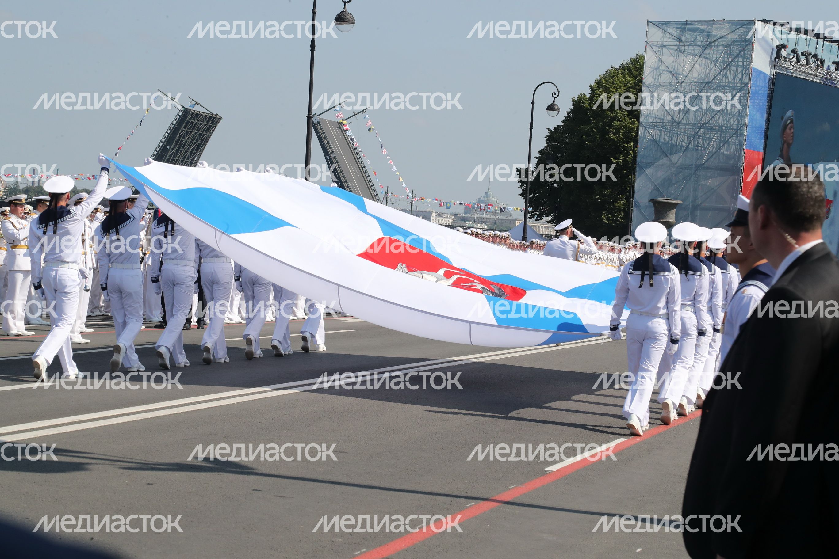 Губернатор Подмосковья присутствовал на главном военно-морском параде в честь Дня ВМФ Губернатор Подмосковья присутствовал на главном военно-морском параде в честь Дня ВМФ