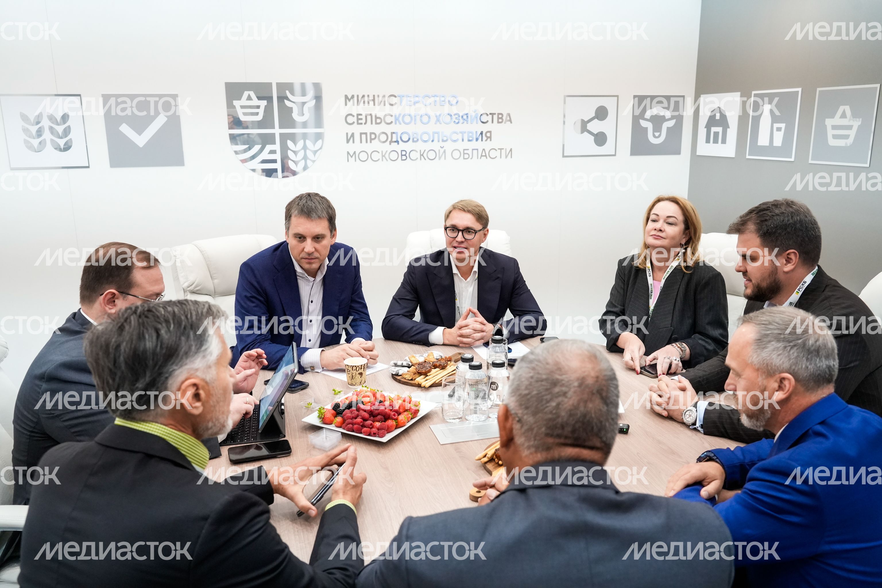 Вячеслав Духин подписывает соглашение о сотрудничестве с предприятием "КБ Русь"