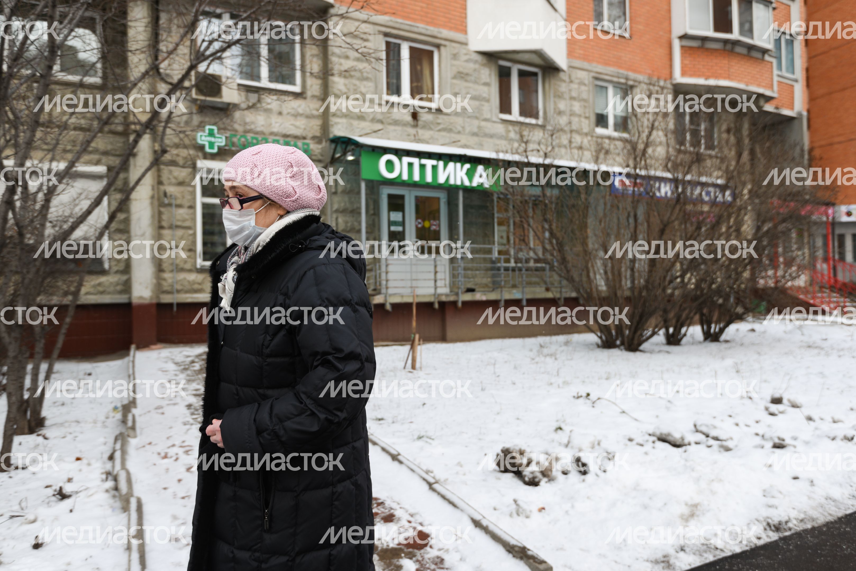 Люди в масках в период эпидемии коронавируса