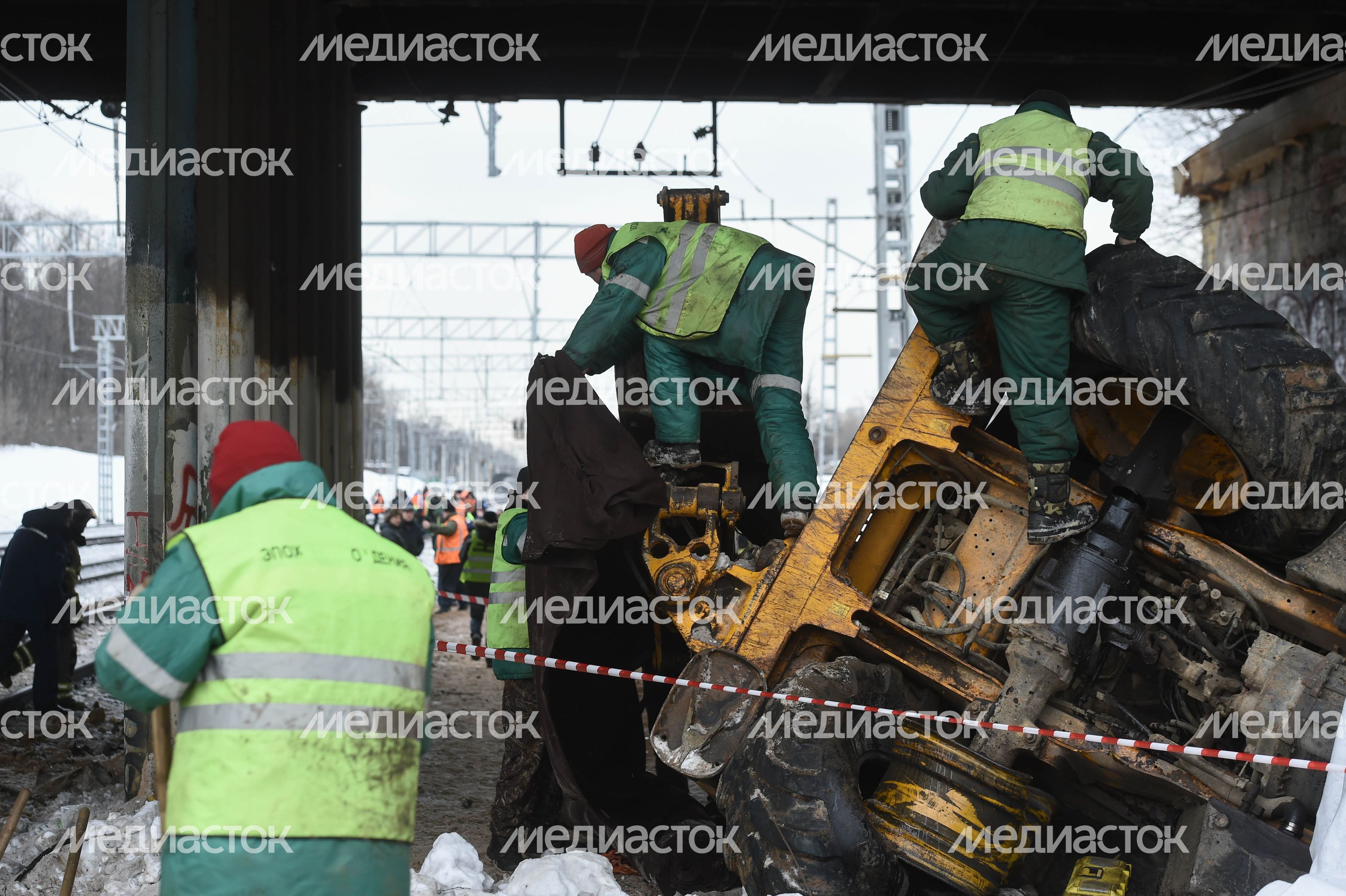 Кадры с места ЧП с трактором и электричкой в Москве, 14.03.2018